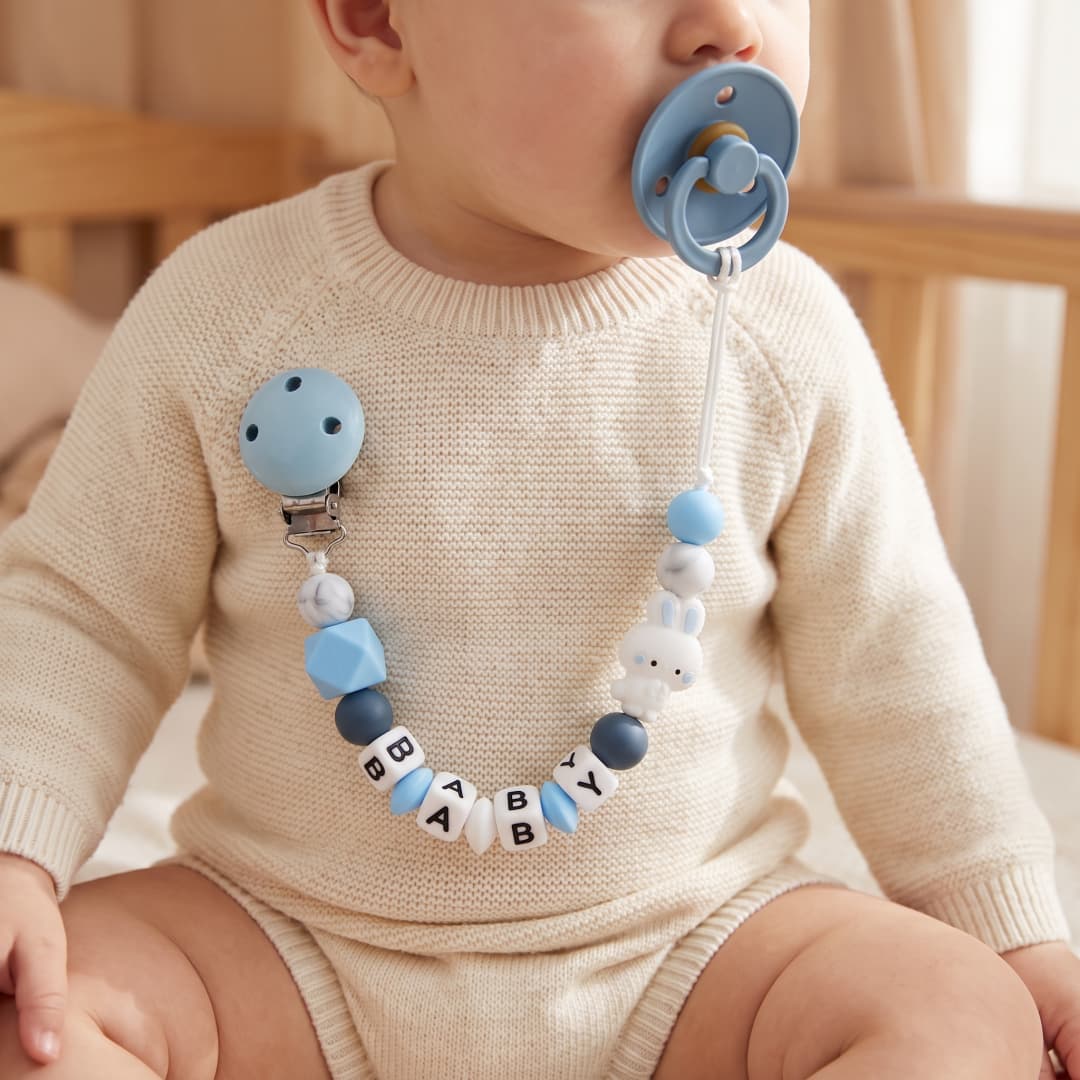 Baby Food Name - カスタムベビーおしゃぶりクリップ、名前入りブルーバニー、シリコン製歯固めチェーン、BPAフリー、おしゃぶりホルダー、幼児用噛み玩具